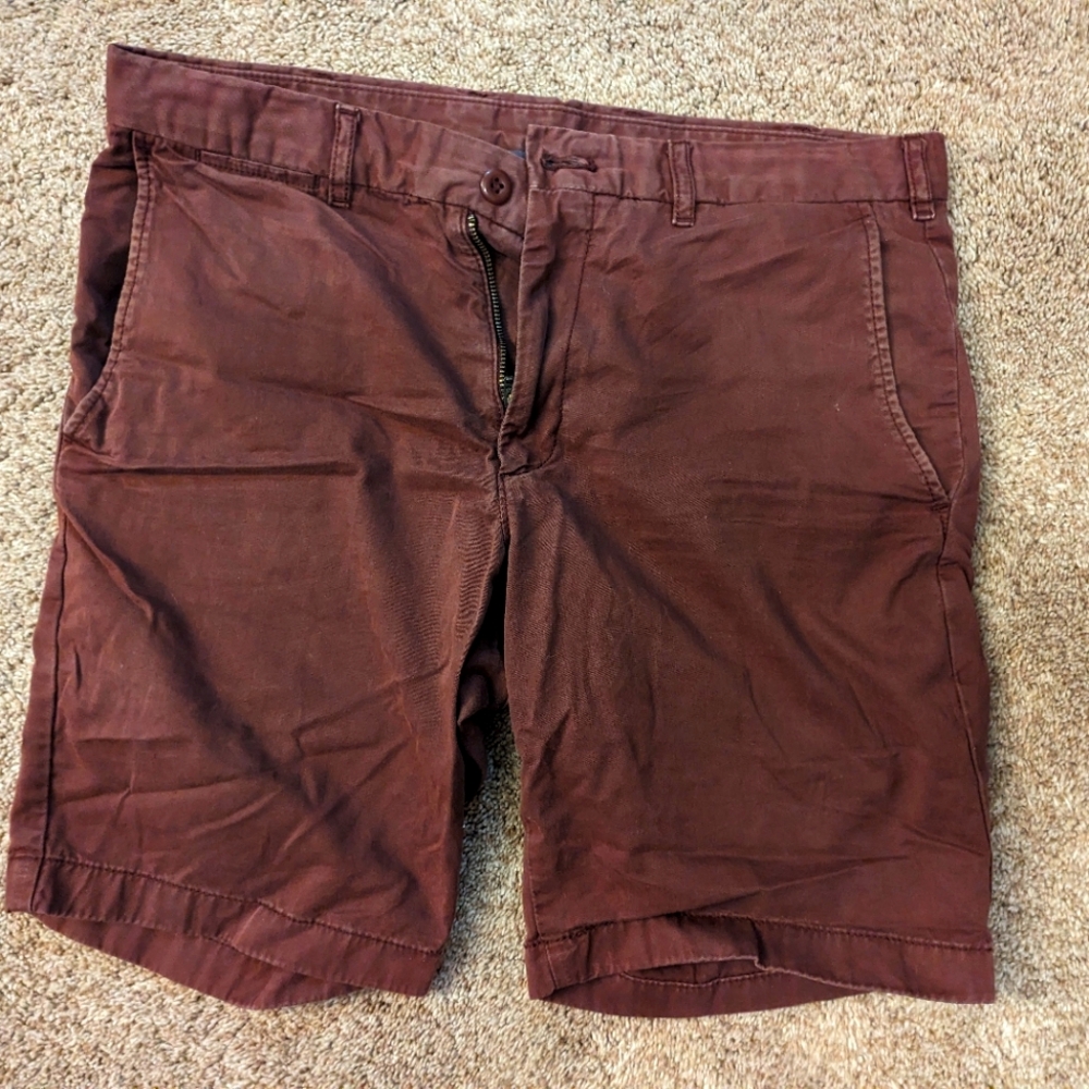 Uniqlo Casual Shorts in Burgundy